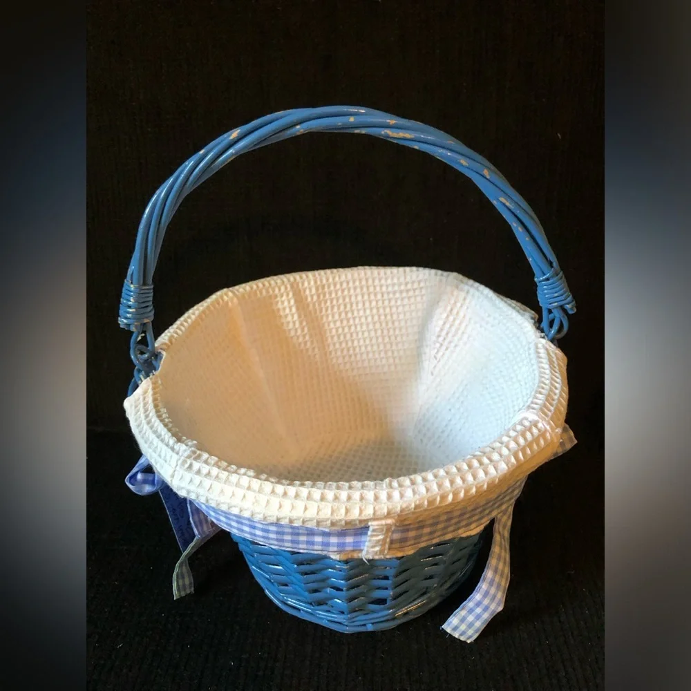 10936 VINTAGE Blue Wicker Basket With White Basket Liner Gingham Bows